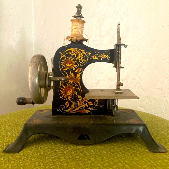 Antique Singer Children’s Sewing Machine - Picture 1 of 4